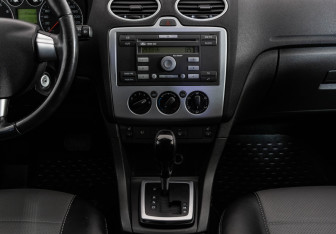 Подержанный автомобиль Ford Focus Sedan 2005 года (12 фото)