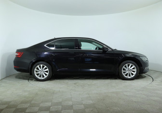 Подержанный автомобиль Skoda Superb Liftback 2019 года (4 фото)