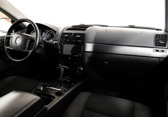 Подержанный автомобиль Volkswagen Touareg 2006 года (9 фото)
