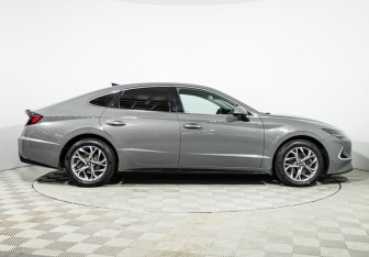 Подержанный автомобиль Hyundai Sonata 2019 года (4 фото)