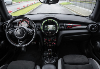 Подержанный автомобиль MINI Hatch 2020 года (11 фото)
