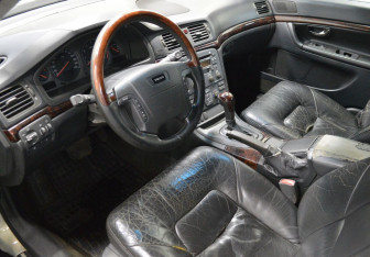 Подержанный автомобиль Volvo S80 2000 года (10 фото)