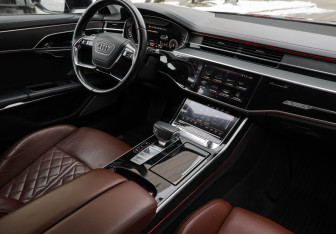 Подержанный автомобиль Audi A8 2019 года (11 фото)