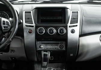 Подержанный автомобиль Mitsubishi Pajero Sport 2013 года (14 фото)