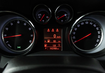 Подержанный автомобиль Opel Mokka 2014 года (12 фото)