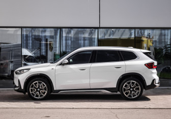 Подержанный автомобиль BMW X1 2024 года (9 фото)