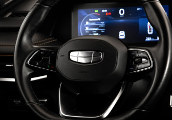 Подержанный автомобиль Geely Okavango 2023 года (13 фото)