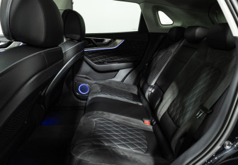 Подержанный автомобиль Hongqi HS5 2021 года (10 фото)