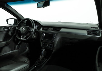Подержанный автомобиль Skoda Rapid Liftback 2015 года (9 фото)