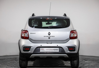 Подержанный автомобиль Renault Sandero 2015 года (6 фото)