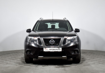 Подержанный автомобиль Nissan Terrano 2014 года (2 фото)