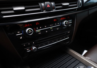 Подержанный автомобиль BMW X5 2013 года (22 фото)