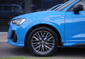 Подержанный автомобиль Audi Q3 2019 года (10 фото)