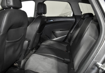 Подержанный автомобиль Opel Astra Wagon 2011 года (13 фото)