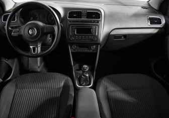 Подержанный автомобиль Volkswagen Polo Sedan 2013 года (13 фото)