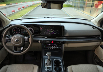 Подержанный автомобиль Kia Carnival 2021 года (11 фото)