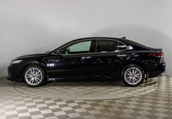 Подержанный автомобиль Toyota Camry Sedan 2018 года (15 фото)