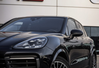 Подержанный автомобиль Porsche Cayenne 2019 года (2 фото)