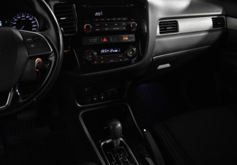 Подержанный автомобиль Mitsubishi Outlander 2017 года (16 фото)