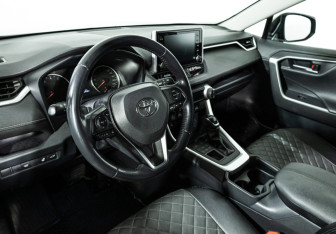 Подержанный автомобиль Toyota RAV4 2020 года (11 фото)