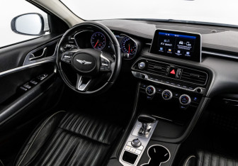 Подержанный автомобиль Genesis G70 2019 года (17 фото)