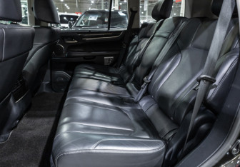 Подержанный автомобиль Lexus LX 2015 года (13 фото)