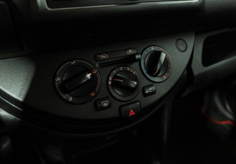 Подержанный автомобиль Nissan Note 2008 года (15 фото)