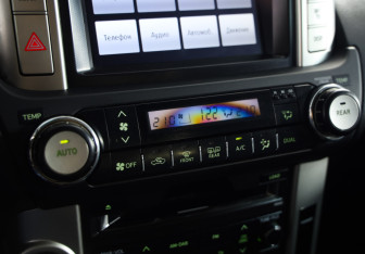 Подержанный автомобиль Toyota Land Cruiser Prado 2012 года (15 фото)
