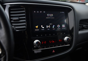 Подержанный автомобиль Mitsubishi Outlander 2021 года (16 фото)