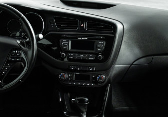 Подержанный автомобиль Kia Ceed Hatchback 2015 года (14 фото)