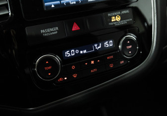 Подержанный автомобиль Mitsubishi Outlander 2016 года (17 фото)