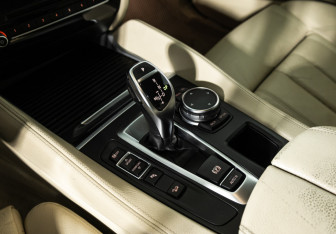 Подержанный автомобиль BMW X6 2015 года (16 фото)