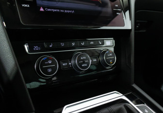 Подержанный автомобиль Volkswagen Passat Sedan 2019 года (18 фото)