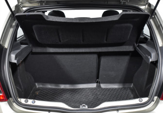 Подержанный автомобиль Renault Sandero 2012 года (16 фото)