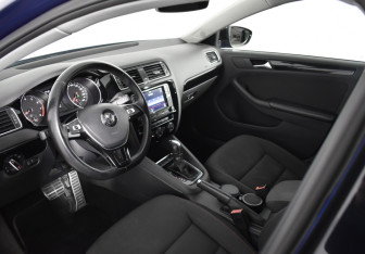 Подержанный автомобиль Volkswagen Jetta Sedan 2018 года (9 фото)