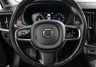 Подержанный автомобиль Volvo S90 2019 года (18 фото)