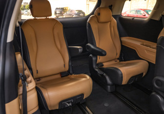 Подержанный автомобиль Kia Carnival 2021 года (18 фото)