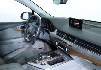 Подержанный автомобиль Audi Q7 2017 года (12 фото)