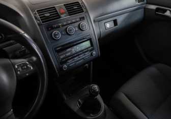 Подержанный автомобиль Volkswagen Touran 2012 года (16 фото)