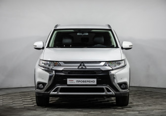 Подержанный автомобиль Mitsubishi Outlander 2020 года (2 фото)