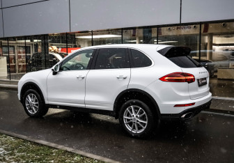 Подержанный автомобиль Porsche Cayenne 2015 года (6 фото)
