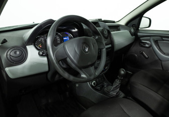 Подержанный автомобиль Renault Duster 2017 года (11 фото)