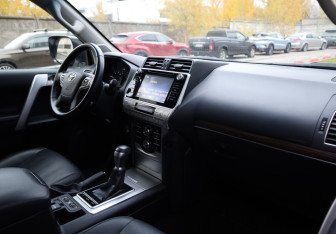 Подержанный автомобиль Toyota Land Cruiser Prado 2019 года (10 фото)