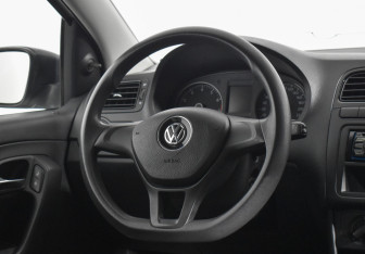 Подержанный автомобиль Volkswagen Polo Sedan 2017 года (14 фото)