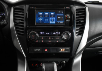 Подержанный автомобиль Mitsubishi Pajero Sport 2017 года (17 фото)