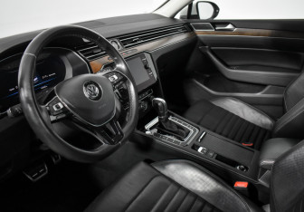 Подержанный автомобиль Volkswagen Passat Sedan 2019 года (9 фото)