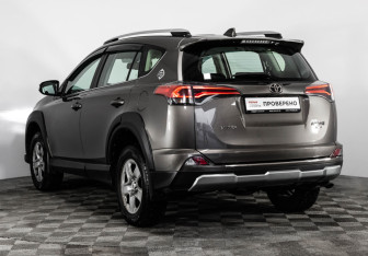 Подержанный автомобиль Toyota RAV4 2018 года (8 фото)