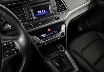 Подержанный автомобиль Hyundai Elantra Sedan 2016 года (18 фото)