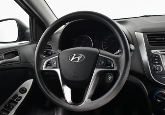 Подержанный автомобиль Hyundai Solaris Hatchback 2015 года (14 фото)