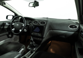 Подержанный автомобиль Ford Focus Hatchback 2006 года (9 фото)